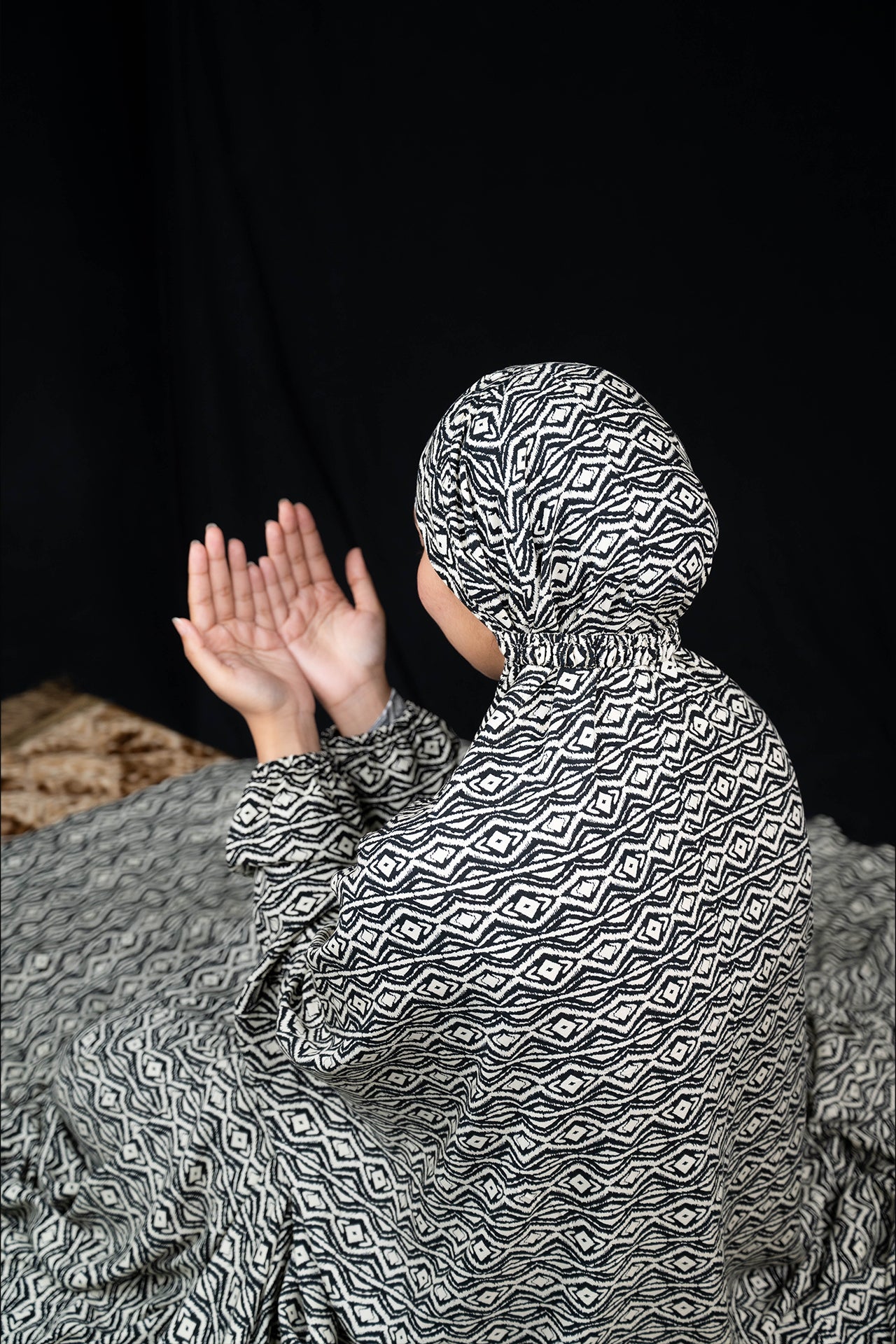 Namaz Chadar - Black and White