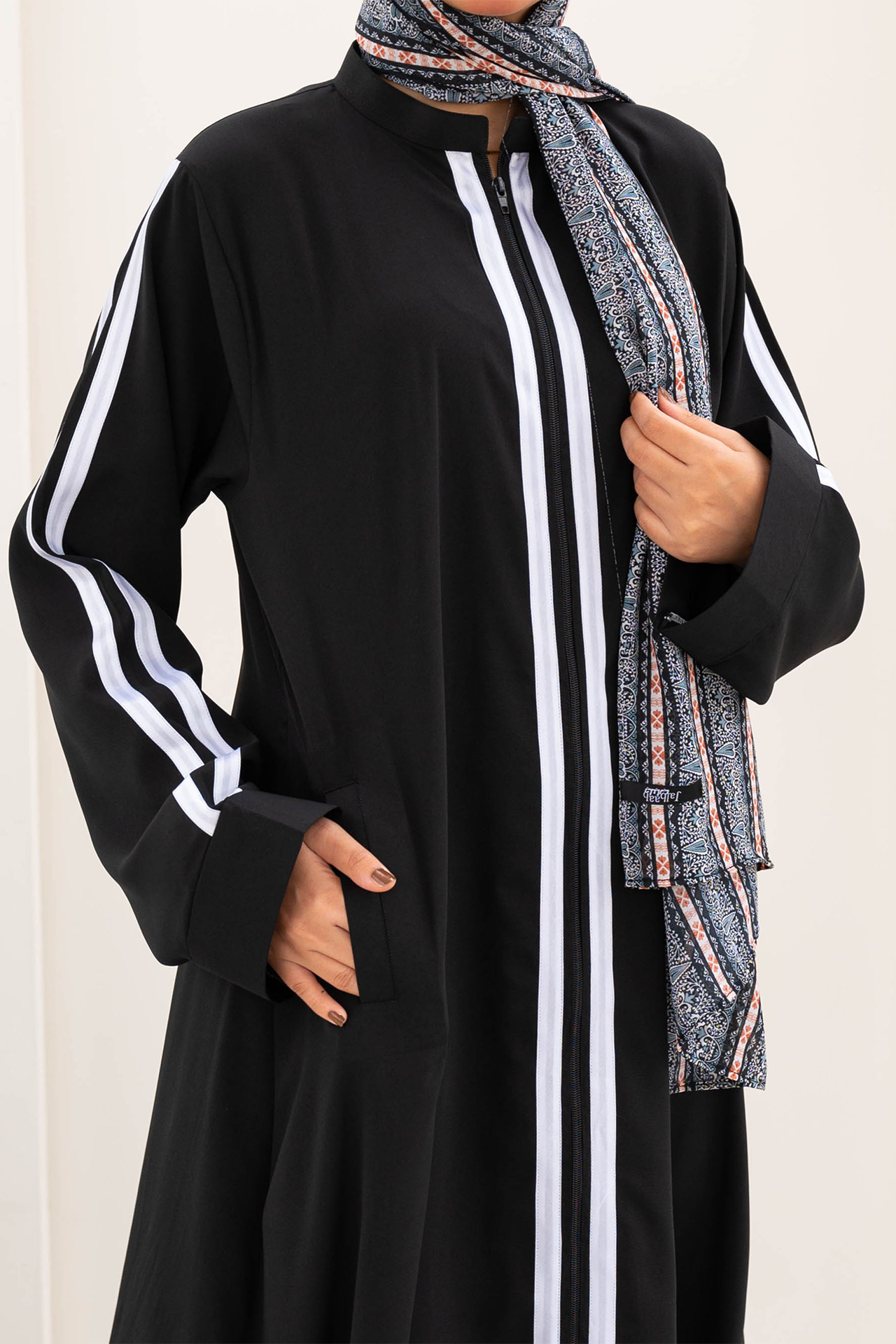 Striped Zipper Abaya - Black