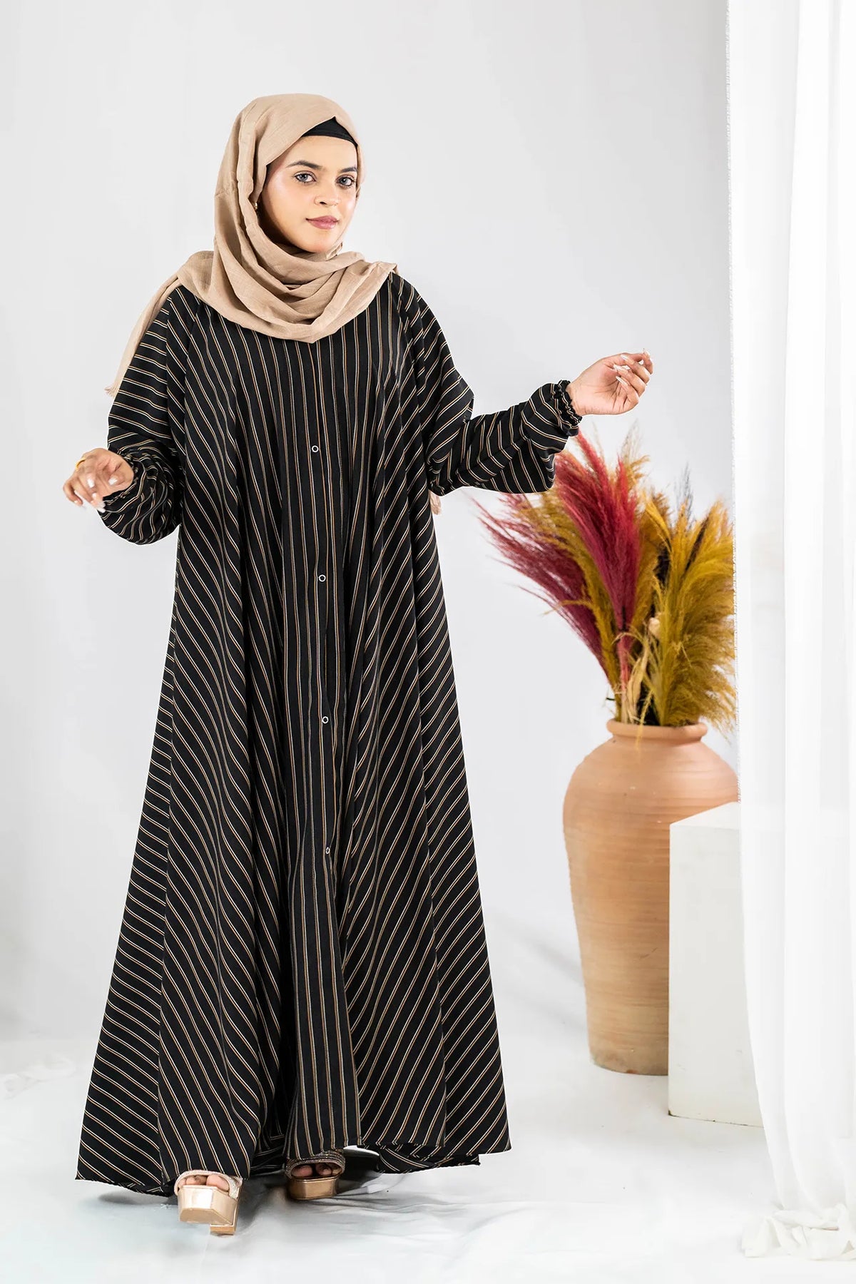 Zara - Noir Lines Pattern Abaya