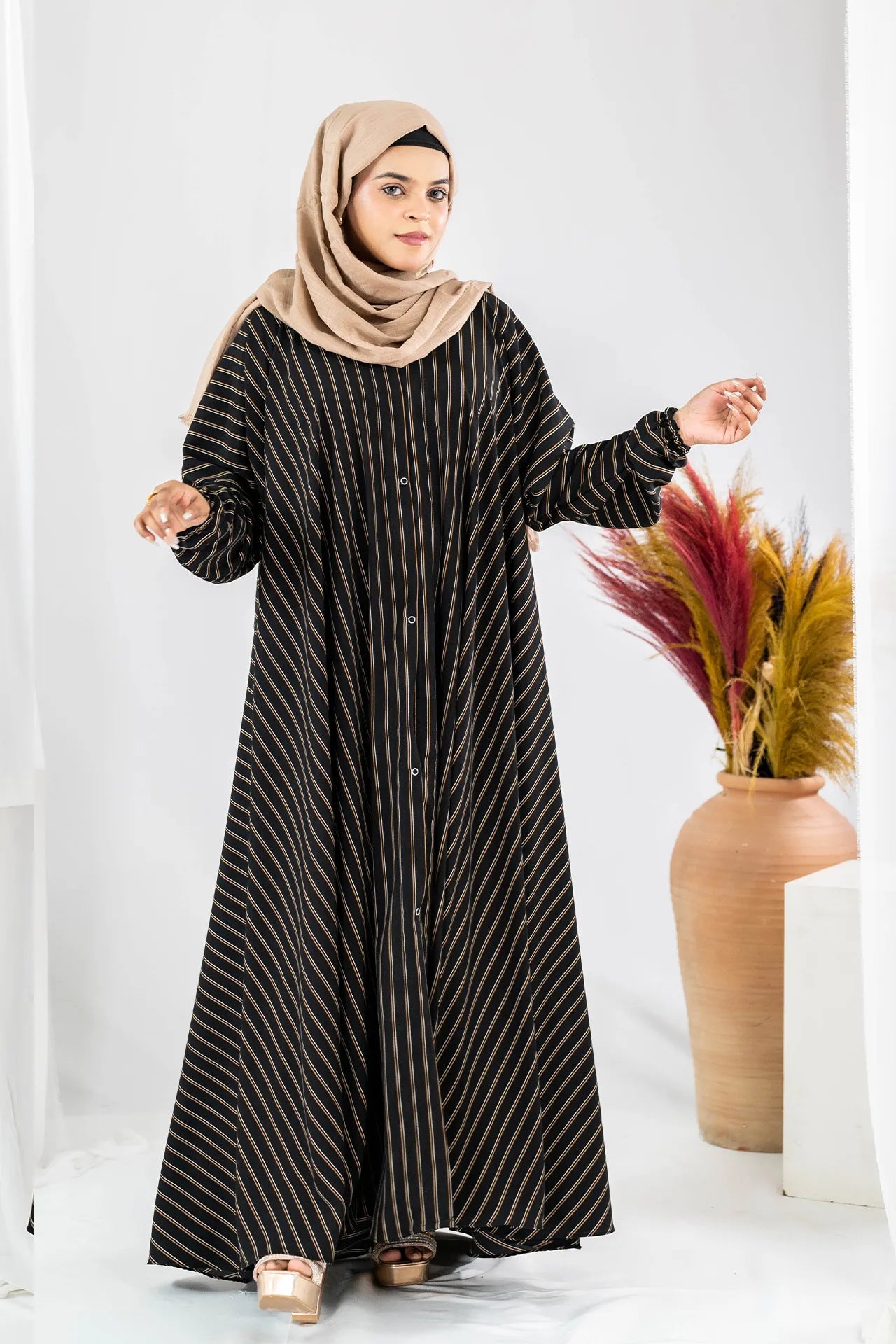 Zara - Noir Lines Pattern Abaya