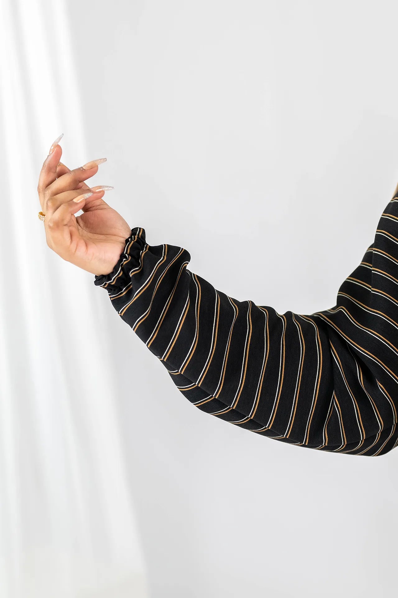 Zara - Noir Lines Pattern Abaya