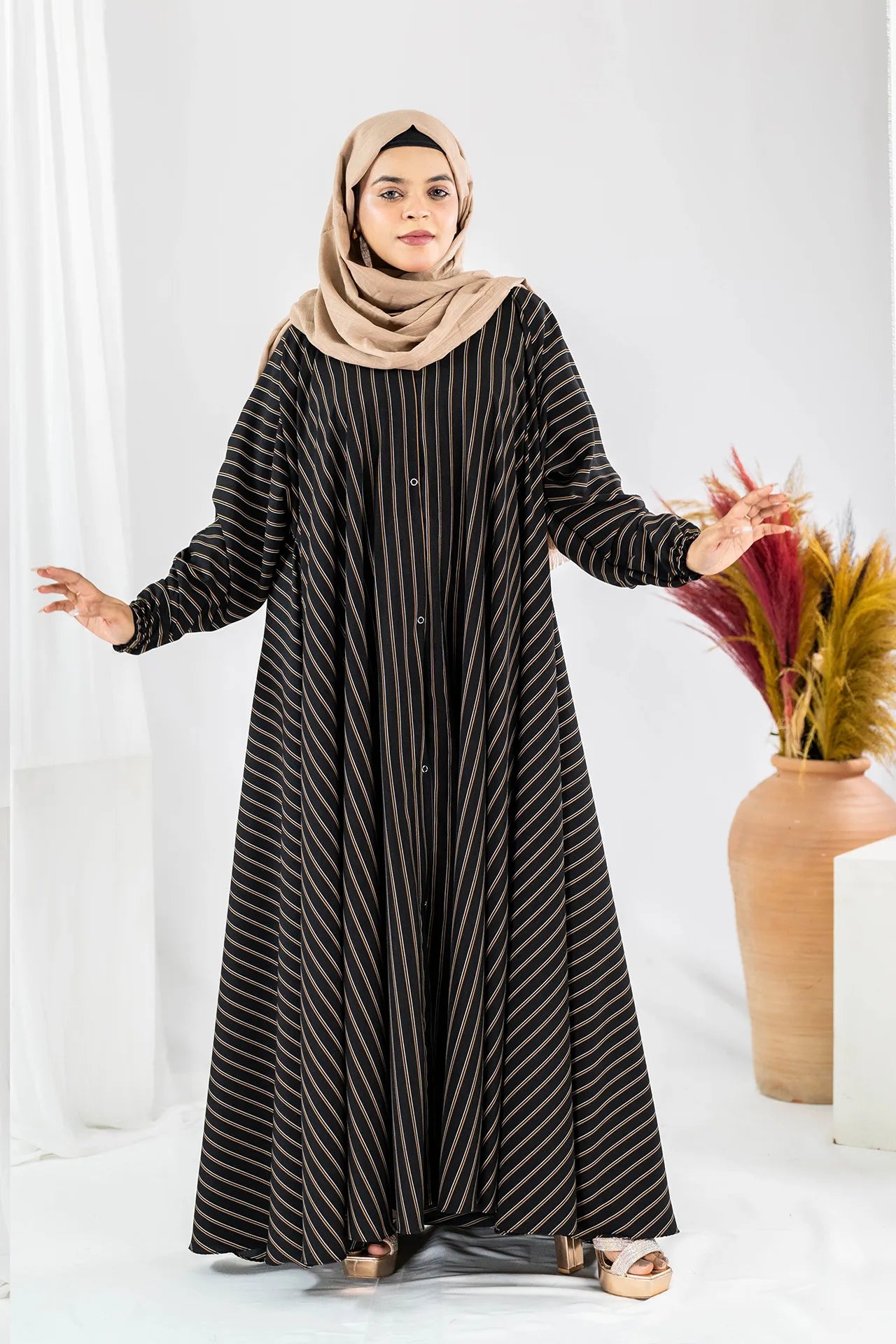 Zara - Noir Lines Pattern Abaya