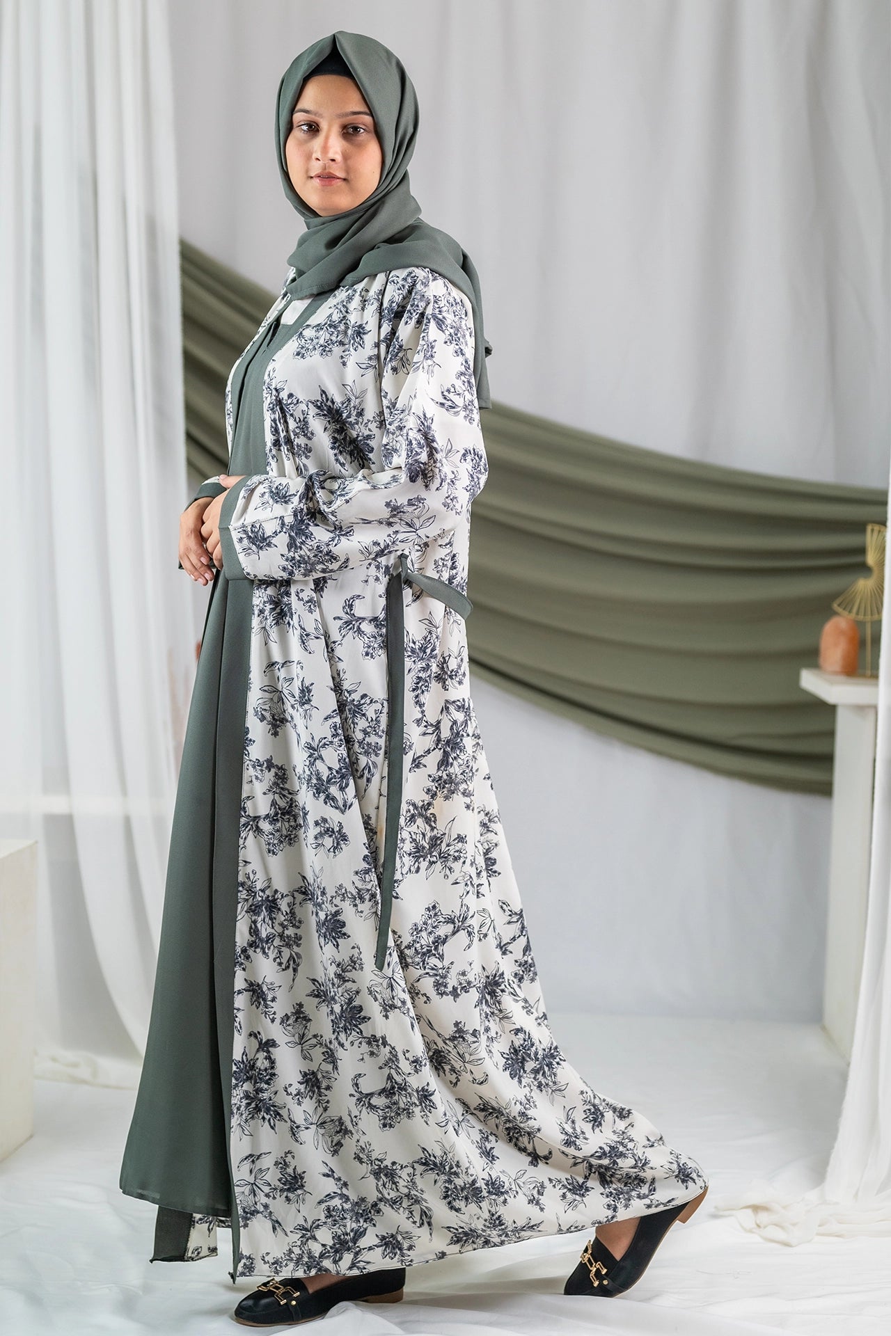 Bahaar 2.0 - Greyish Leaves Printed Flapped