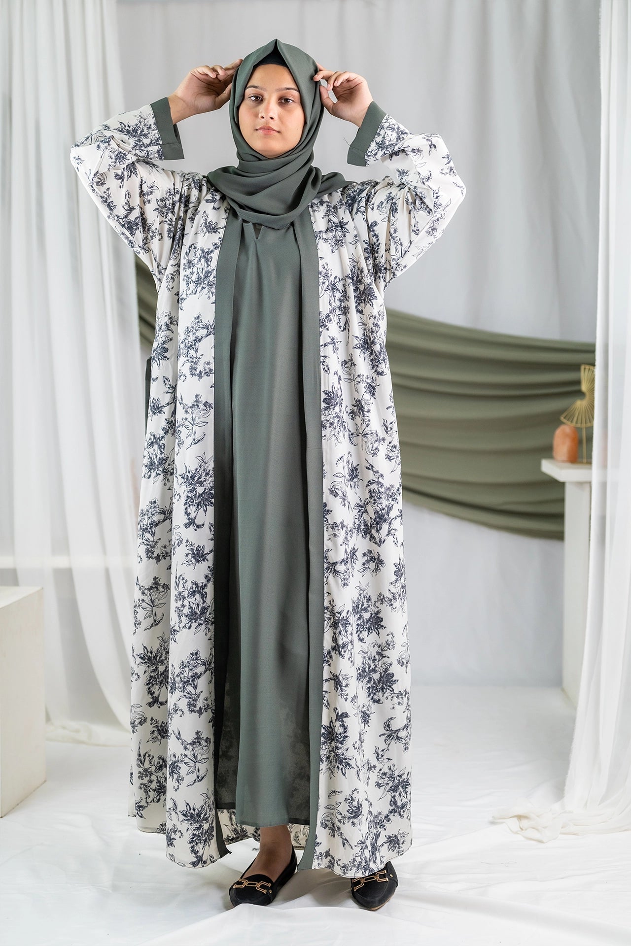 Bahaar 2.0 - Greyish Leaves Printed Flapped