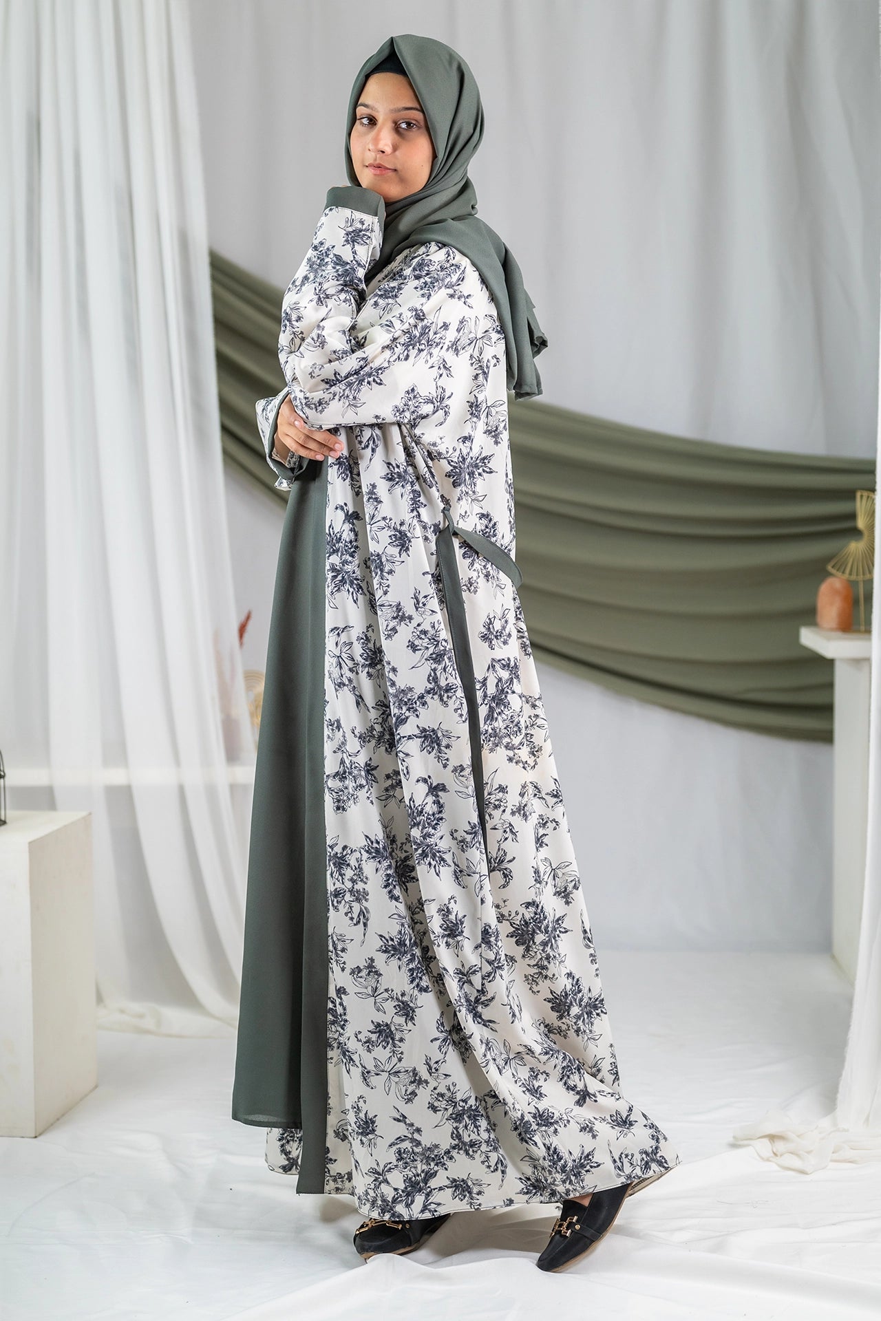 Bahaar 2.0 - Greyish Leaves Printed Flapped