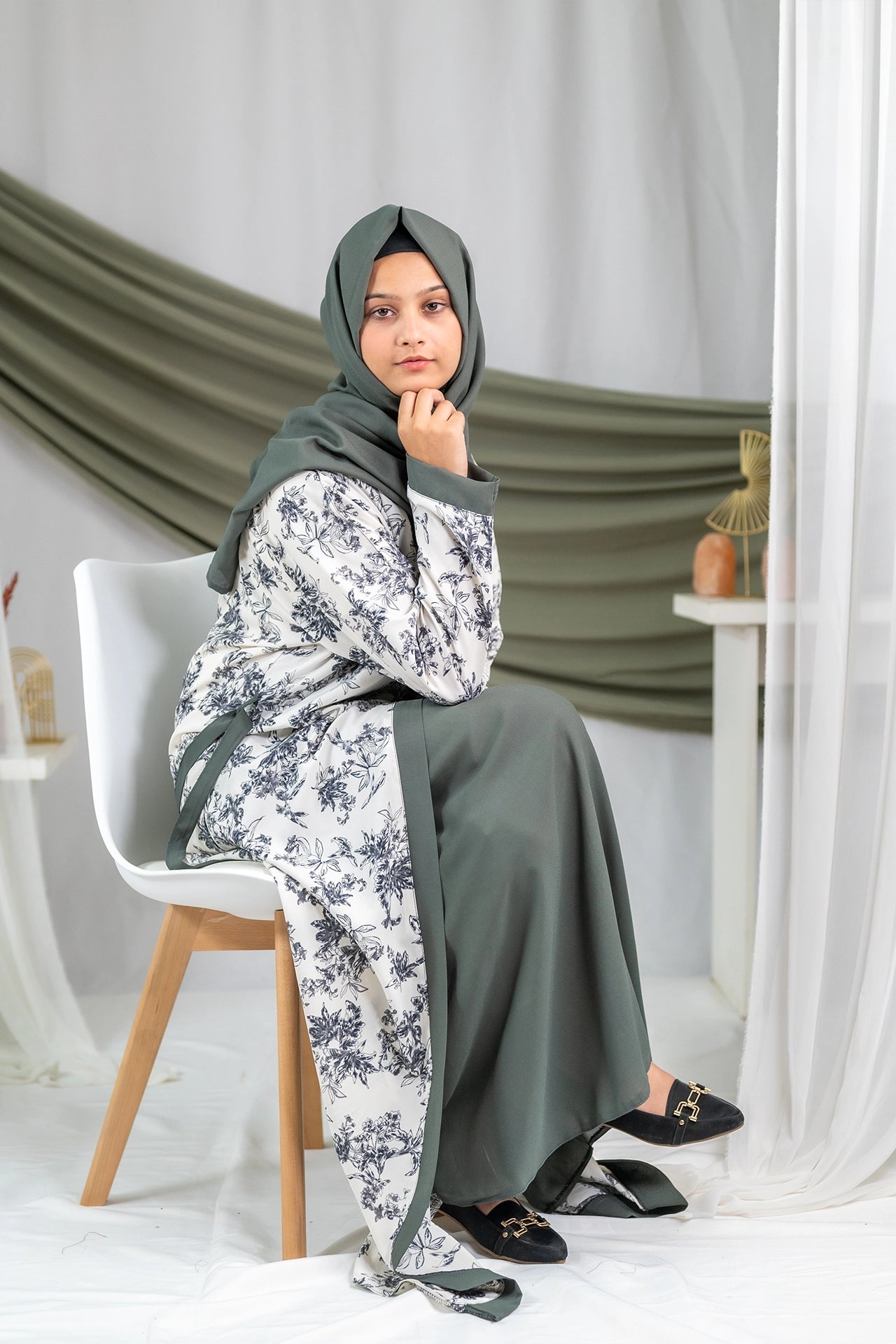 Bahaar 2.0 - Greyish Leaves Printed Flapped