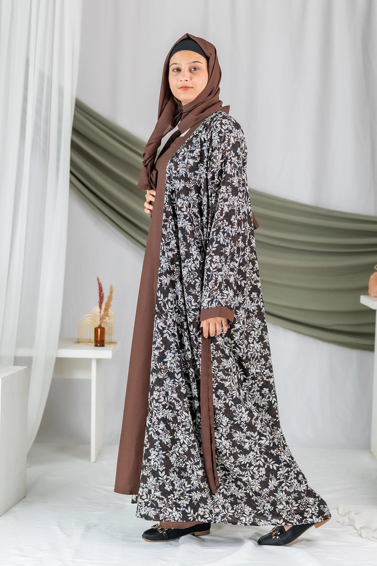 Bahaar - 2.0 Brown Leaf Printed Flapped
