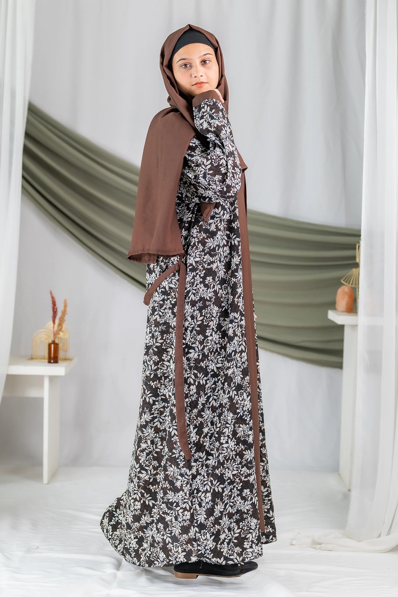 Bahaar - 2.0 Brown Leaf Printed Flapped