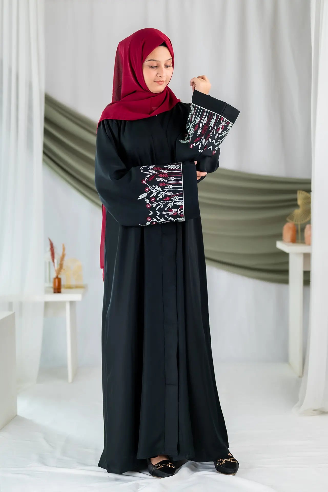 Zahra - Black Flower Embroidery Abaya