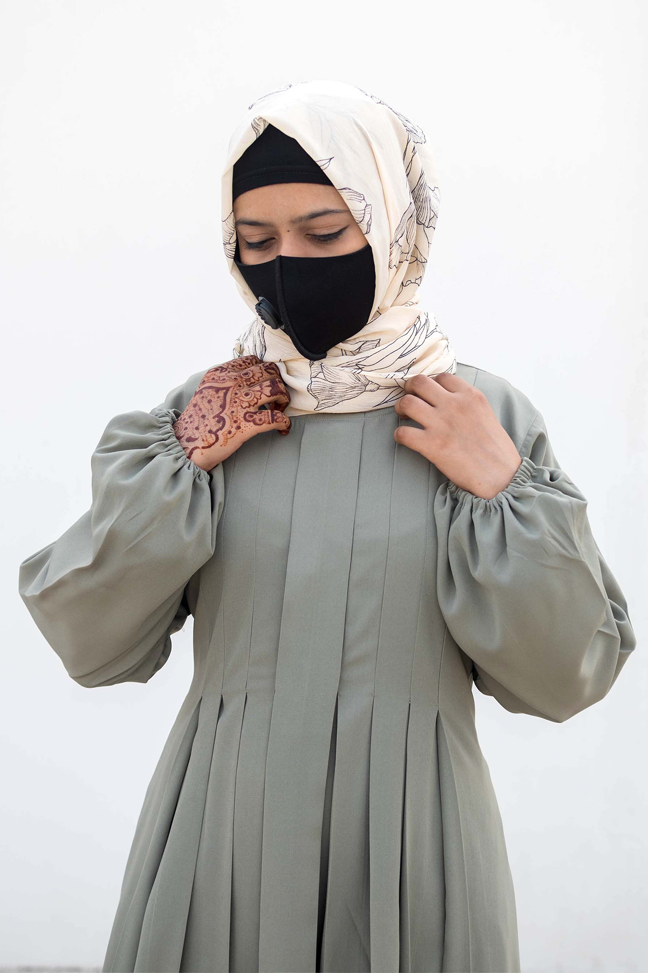 Fine Platted Chest Maxi Abaya - Grey